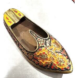 Copied - Vtg Brass engraved shoe ash tray, 1960's India Enameled